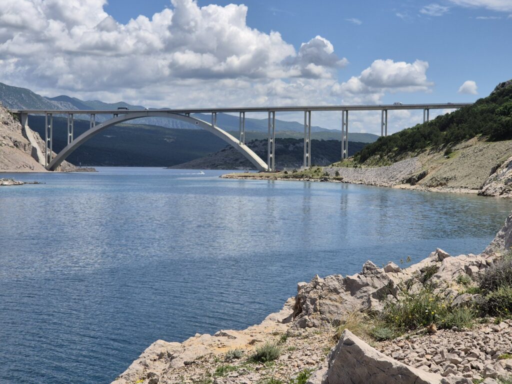 Il ponte che collega l'isola di Krk alla terraferma croata