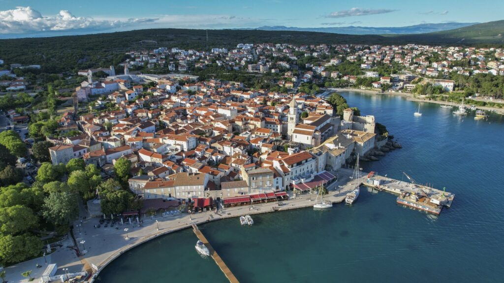 La città di Veglia (Krk) vista dall'alto, con il porto e il centro storico