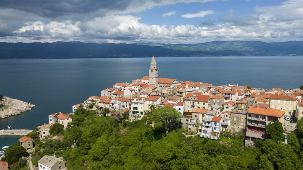 Verbenico (Vrbnik), il borgo medievale sulla rupe nella costa orientale dell'isola di Krk