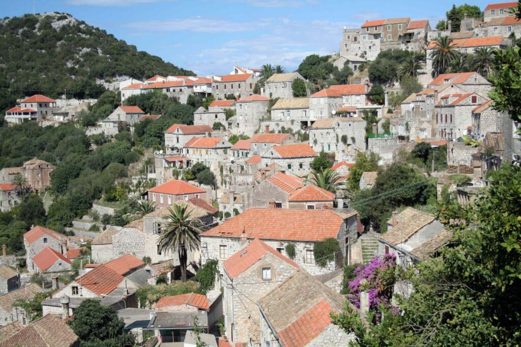 Le case di pietra del paese di Lastovo con i camini e i tetti rossi