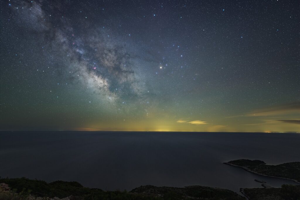 La Via Lattea nel cielo notturno sopra il mare, vista dall'isola di Lastovo