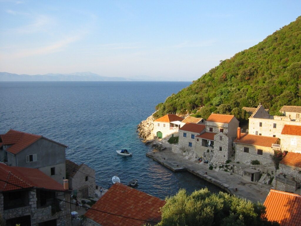 La piccola baia di Lučica sotto il paese di Lastovo
