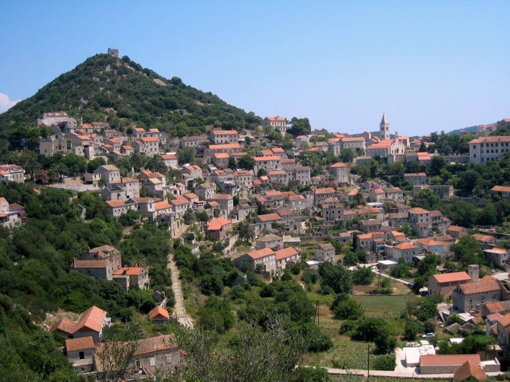 Il paese di Lastovo costruito sul pendio sotto la collina con la fortezza