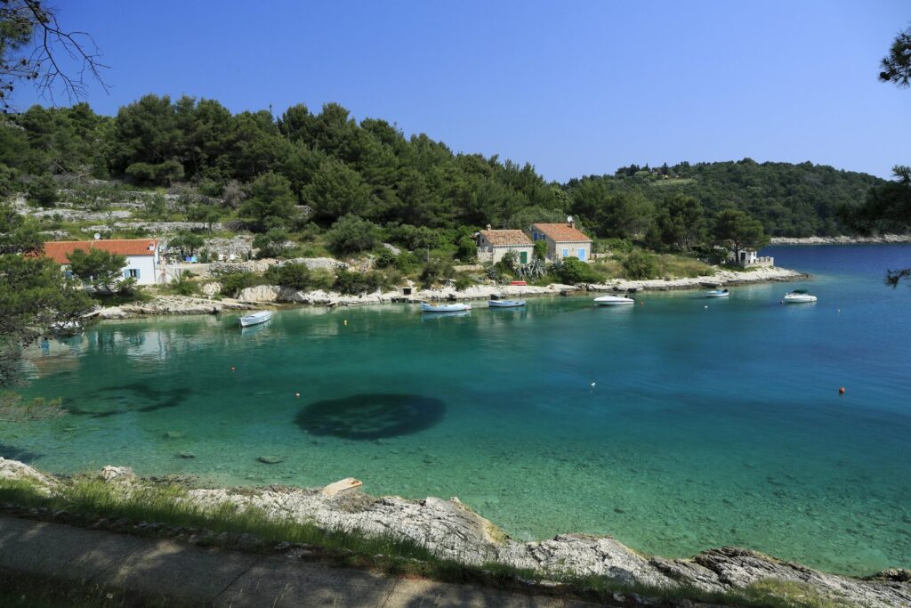 La baia di Baldarka vicino a Mali Lošinj con l'acqua trasparente