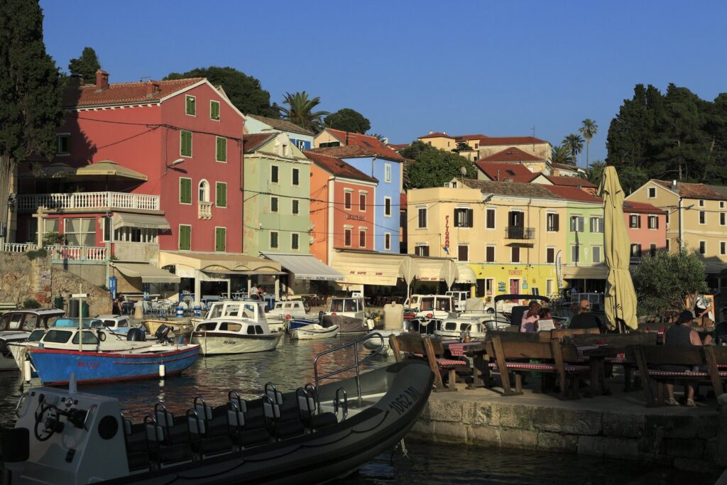 Le case colorate sul porticciolo di Veli Lošinj
