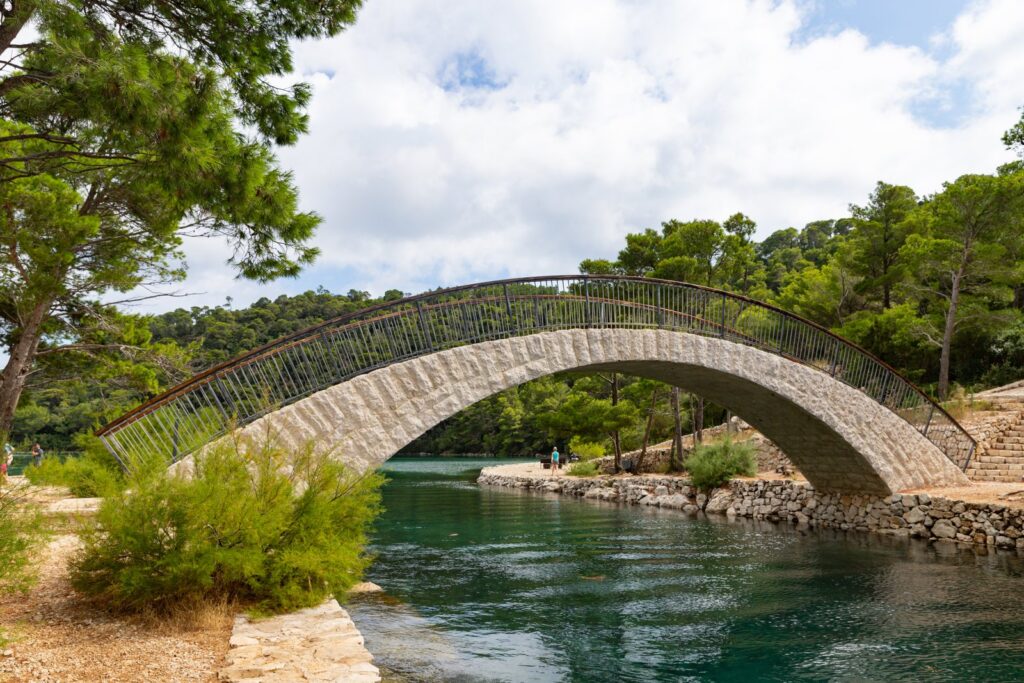 Il ponticello sul canale tra il Lago Grande e il Lago Piccolo, nel parco nazionale di Mljet