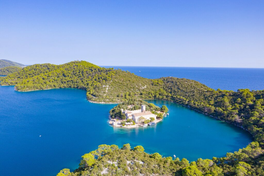 L'isolotto di Santa Maria con il monastero benedettino nel Lago Grande del parco nazionale di Mljet