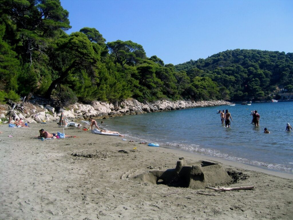 Una spiaggia di sabbia con l'acqua bassa sull'isola di Mljet
