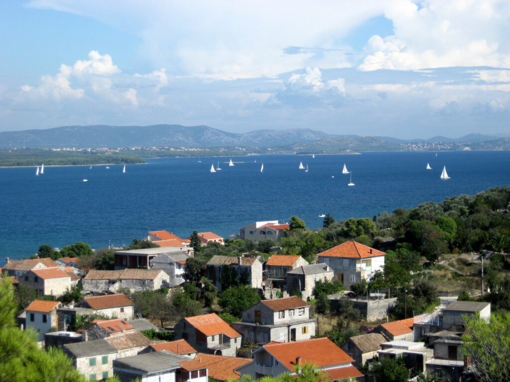 Il paese di Tkon, porto dei traghetti per Biograd sull'isola di Pašman