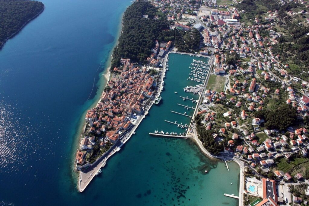La città vecchia di Rab vista dall'alto, sulla sua penisola stretta tra il porto e il mare