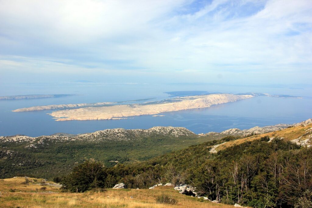 L'isola di Rab vista dalle montagne del Velebit, sulla terraferma