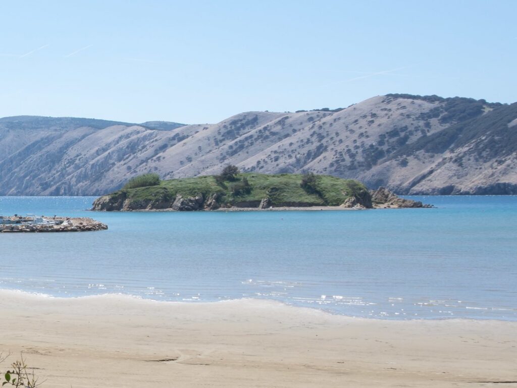 La spiaggia di sabbia Rajska plaža a Lopar, sull'isola di Rab