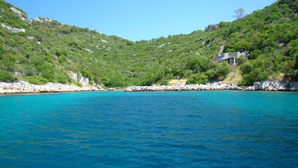 La baia di Svitla con l'acqua turchese sull'isola di Ugljan