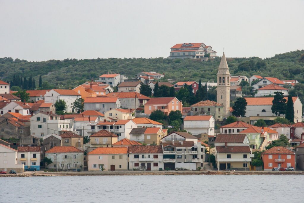 Il paese di Ugljan con il campanile, sull'isola di Ugljan davanti a Zara