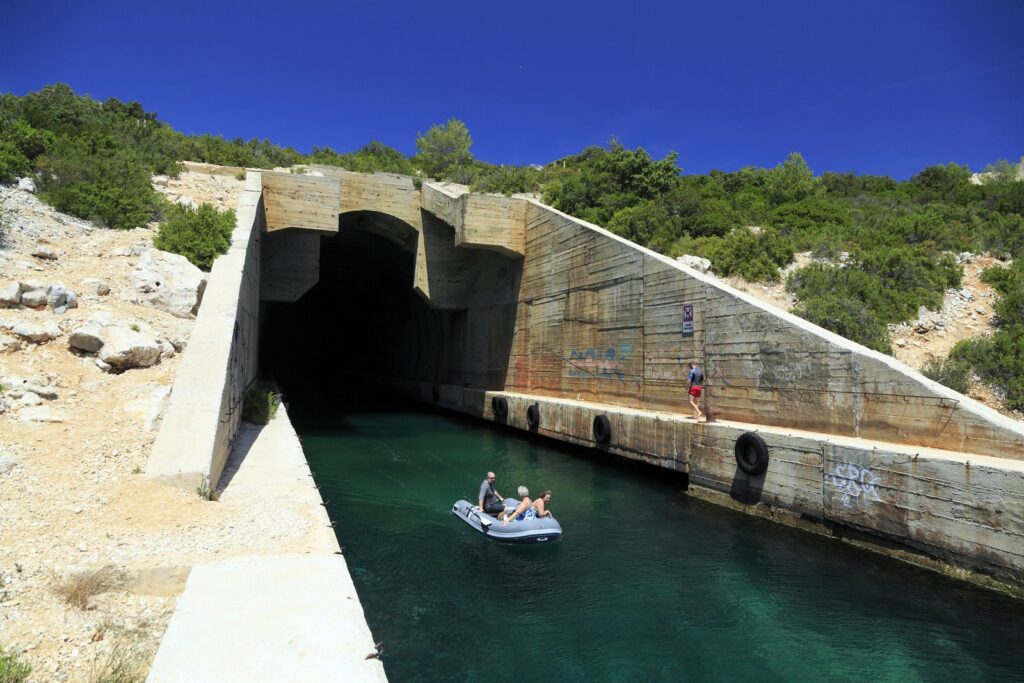 Il tunnel scavato nella roccia per i sottomarini della marina jugoslava sull'isola di Vis