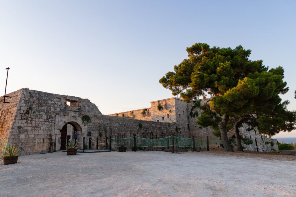 La fortezza di Giorgio III costruita dagli inglesi sull'isola di Vis