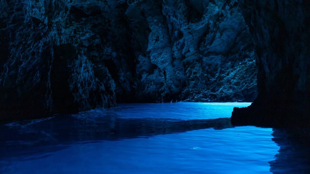 La luce blu dentro la Grotta Azzurra dell'isola di Biševo, vicino a Vis