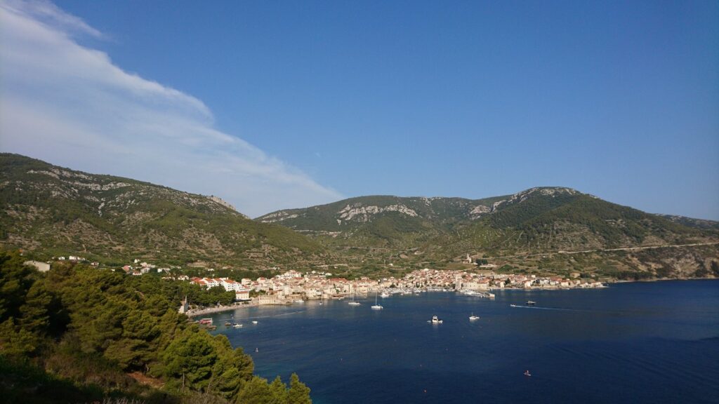 Il paese di pescatori di Komiža, sull'isola di Vis, ai piedi del monte Hum