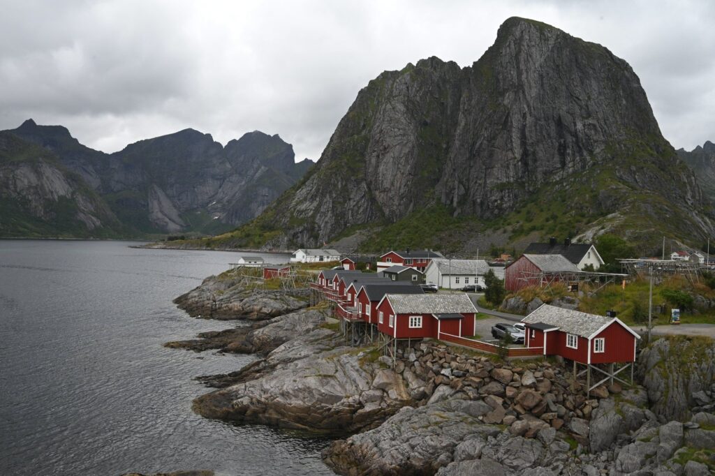 Isole Lofoten in Norvegia, case rosse dei pescatori sulle scogliere