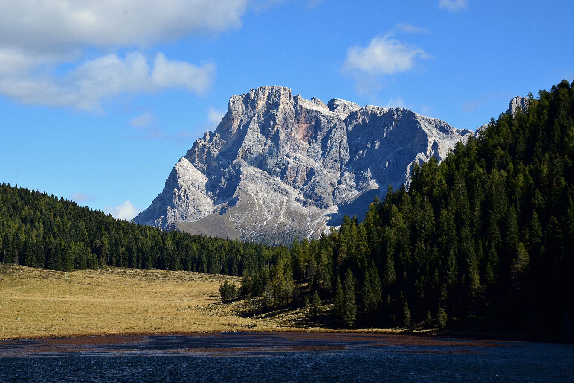 Il Lago di Calaita nelle Dolomiti con vista sulle Pale di San Martino in autunno.