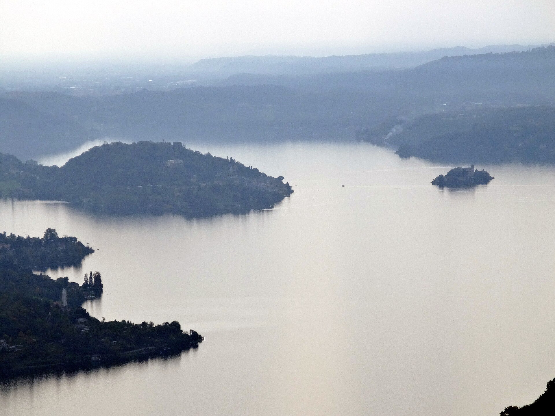 Il Lago d'Orta in autunno con i boschi che si riflettono sulle acque, visto da Quarna Sopra.