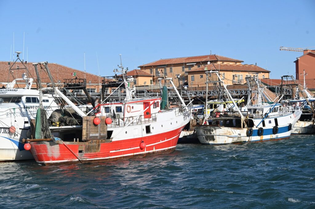 Pescherecci rossi e bianchi ormeggiati nel porto di Chioggia, sull'Adriatico