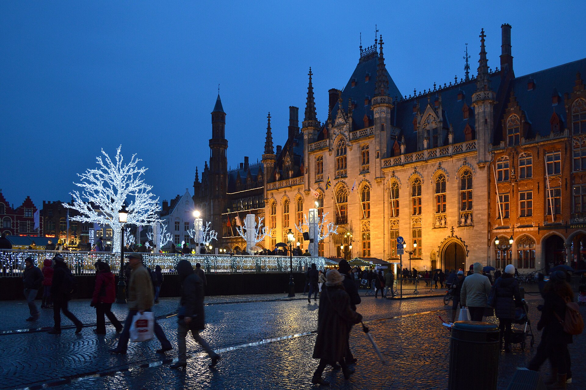 Il mercatino di Natale di Bruges sulla Grote Markt con la pista di ghiaccio e il Provinciaal Hof sullo sfondo.