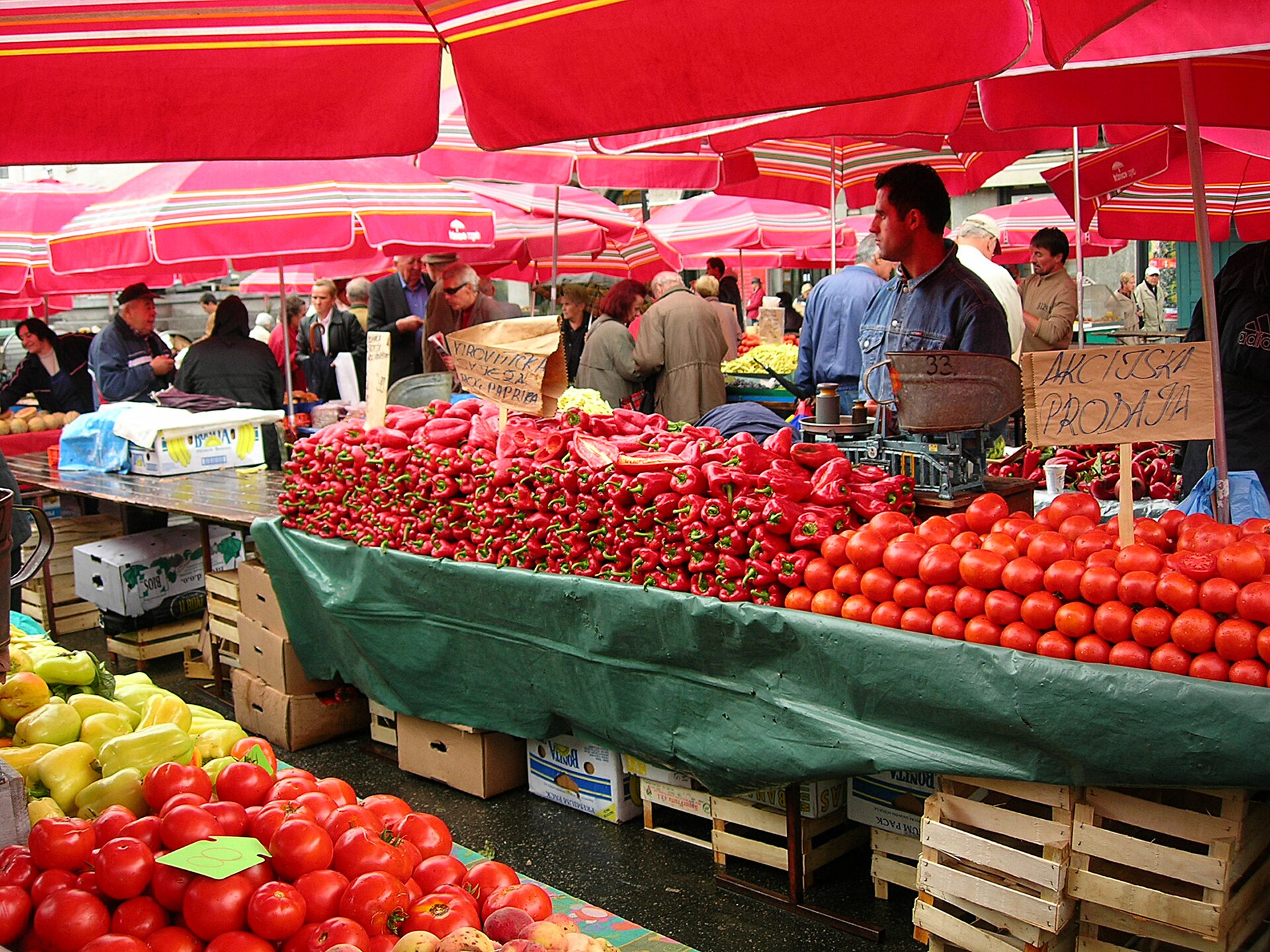Il mercato di Dolac a Zagabria, con le bancarelle di frutta e verdura autunnale.