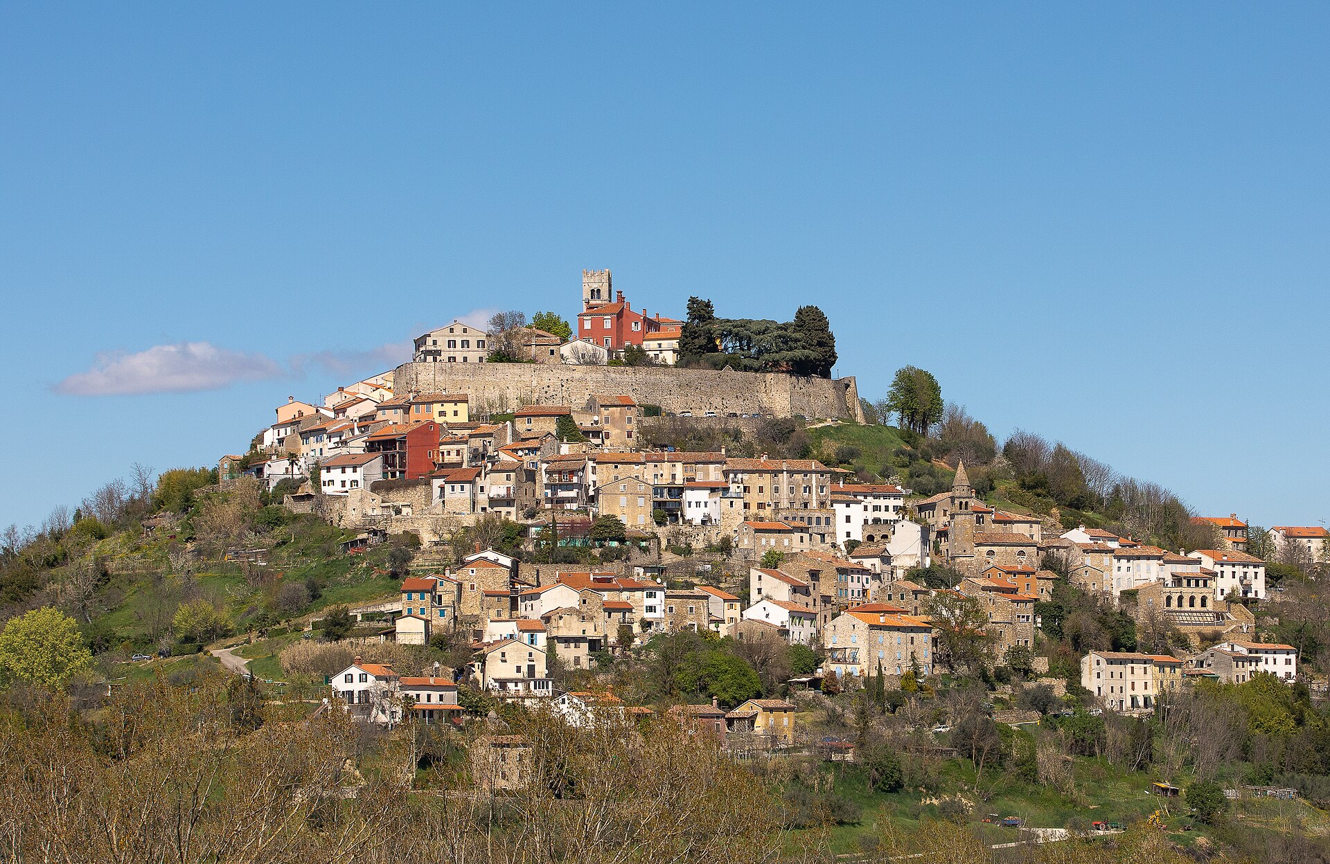 Motovun, il suggestivo borgo medievale di Istria arroccato sulla collina con le caratteristiche case dai tetti rossi tra i vigneti.