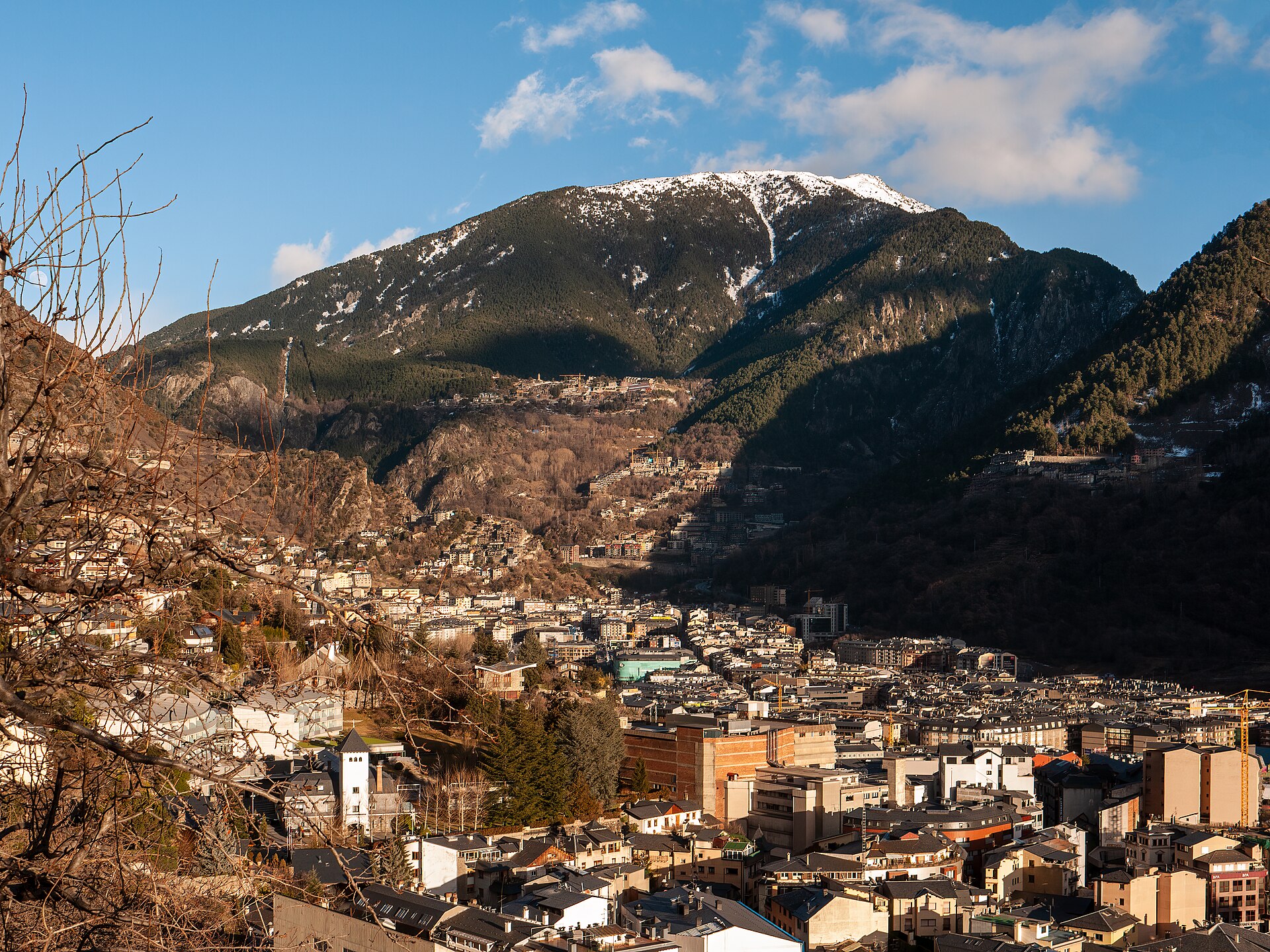 Panorama di Andorra la Vella dal sentiero collinare a ovest della città, con veduta verso il centro urbano immerso nella valle.