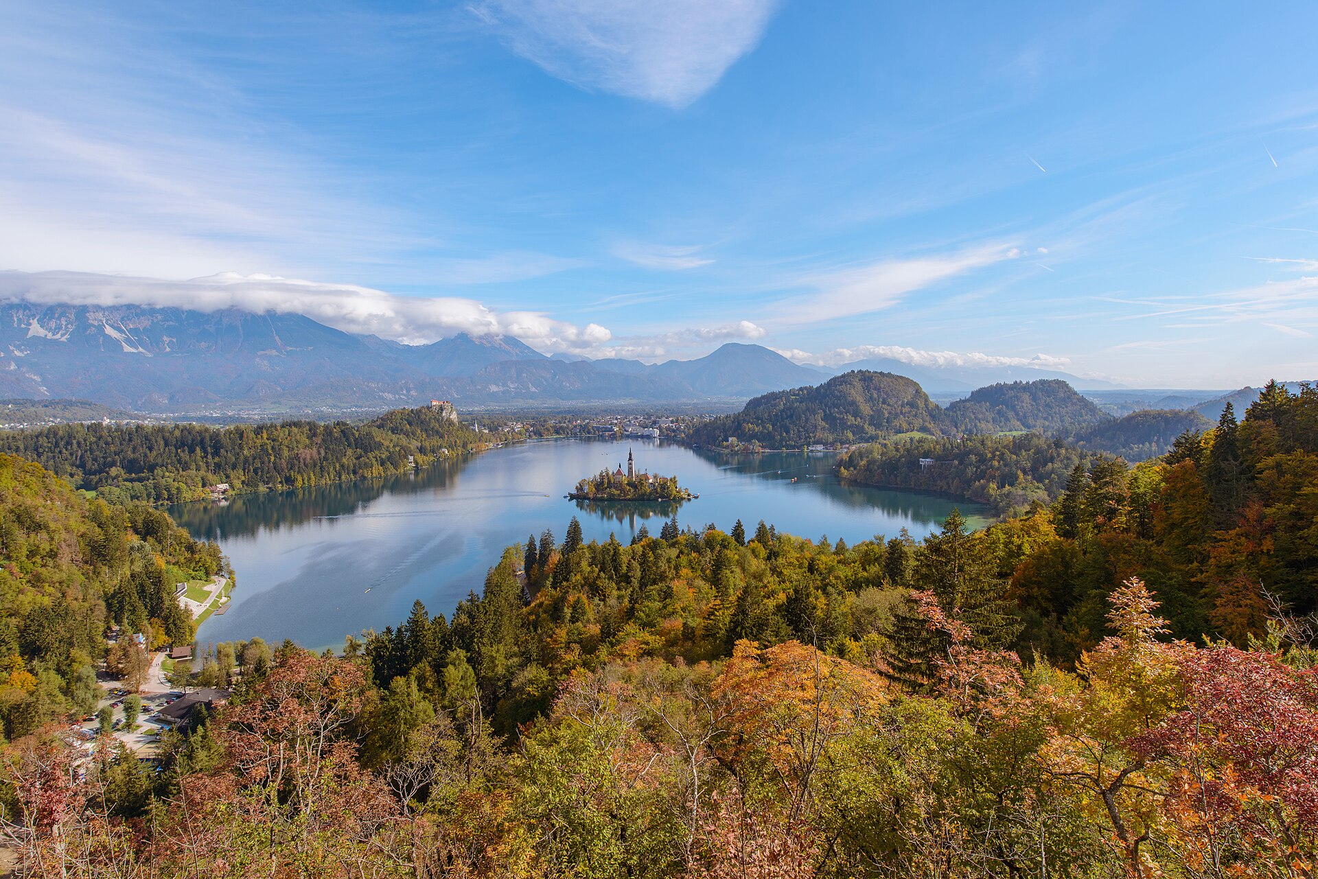 Panorama autunnale del lago di Bled dalle alture di Ojstrica, con i colori del foliage che si riflettono nelle acque slovene.