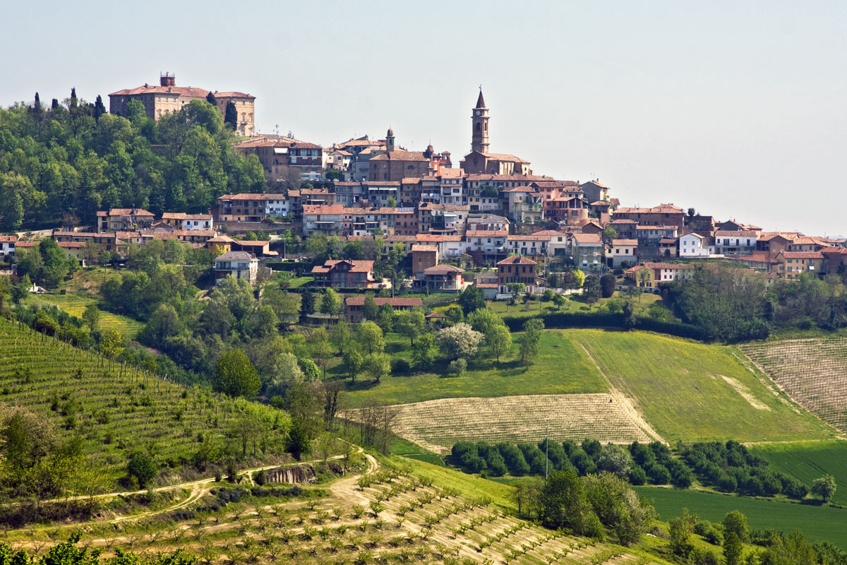 Panorama di Govone con il suo castello e le colline circostanti del Piemonte.