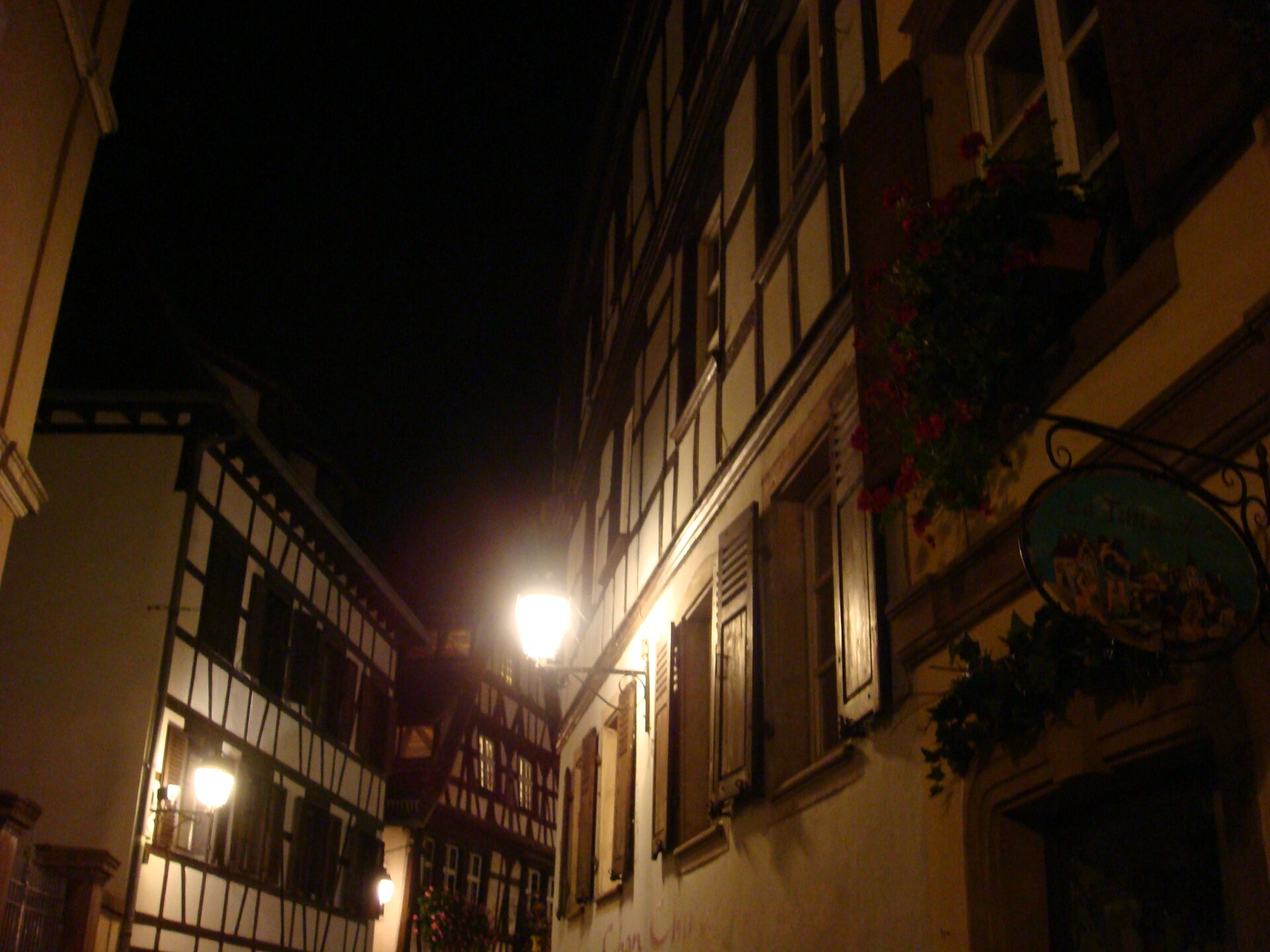 La Petite France, il quartiere più caratteristico di Strasburgo con le sue case tradizionali a graticcio affacciate sui canali.