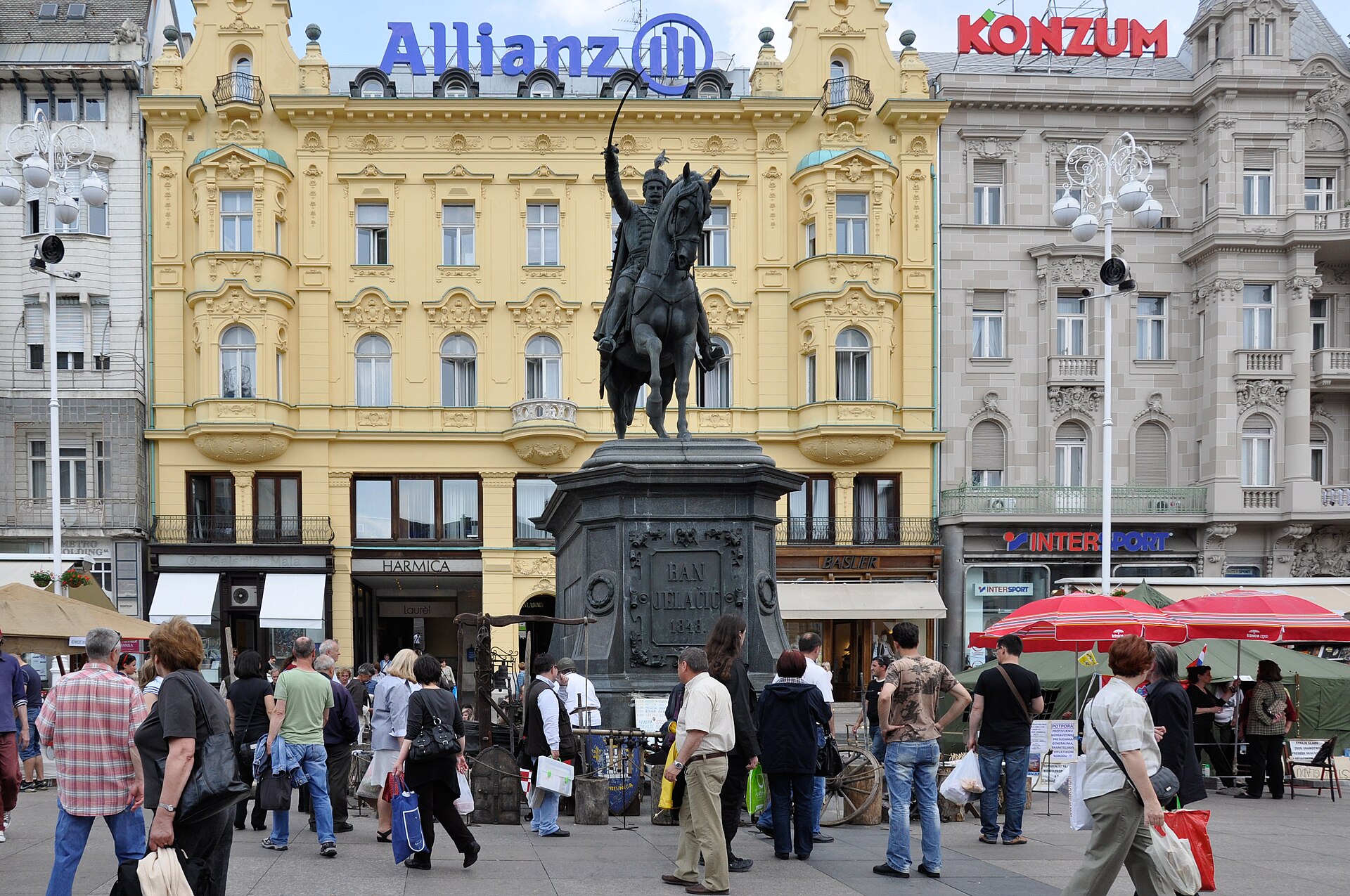 Piazza Ban Jelačić al centro di Zagabria, con la statua del ban Josip Jelačić dominante sulla storica piazza dove si svolgono i mercati autunnali.