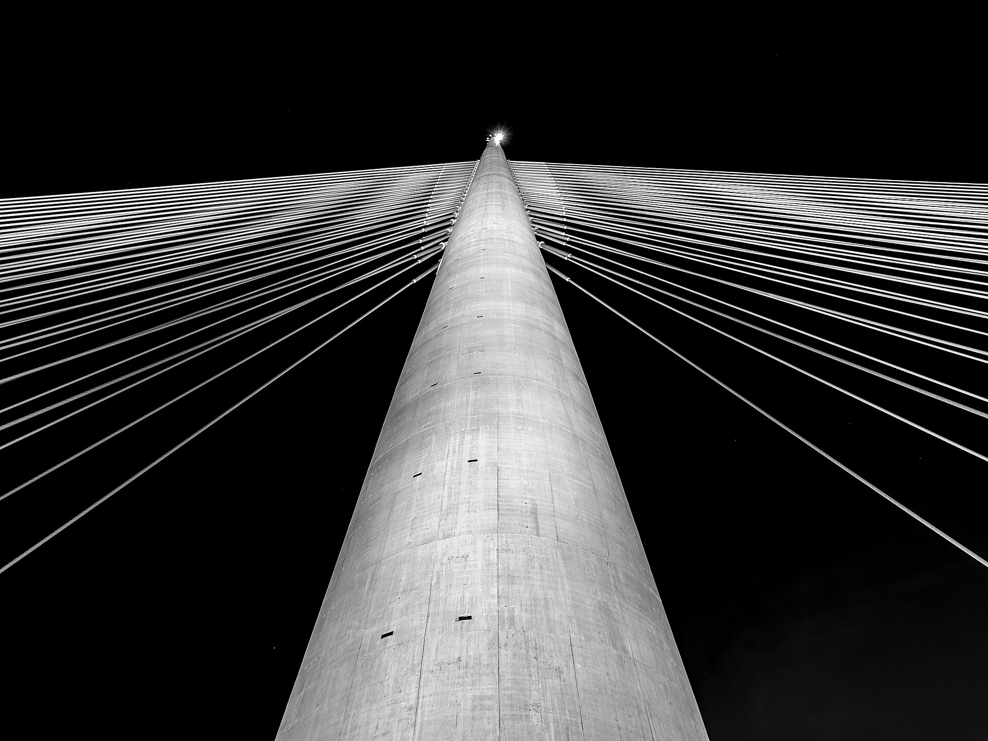 La pila dell'Ada Bridge si staglia sul fiume Sava a Belgrado, uno dei principali attraversamenti della capitale serba.
