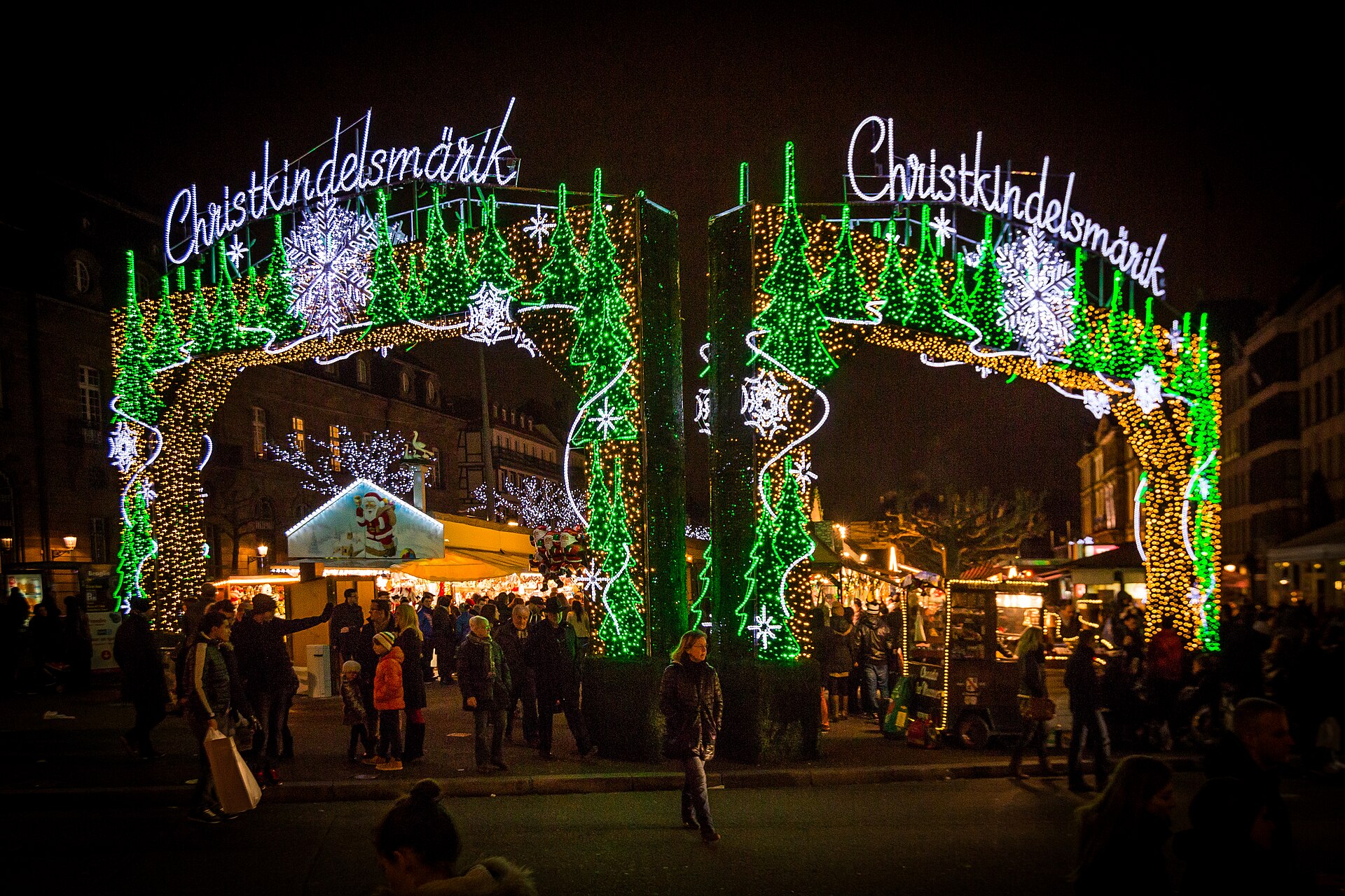 Il portale d'ingresso luminoso del Christkindelsmärik, il mercatino di Natale di Strasburgo sulla place de Broglie.