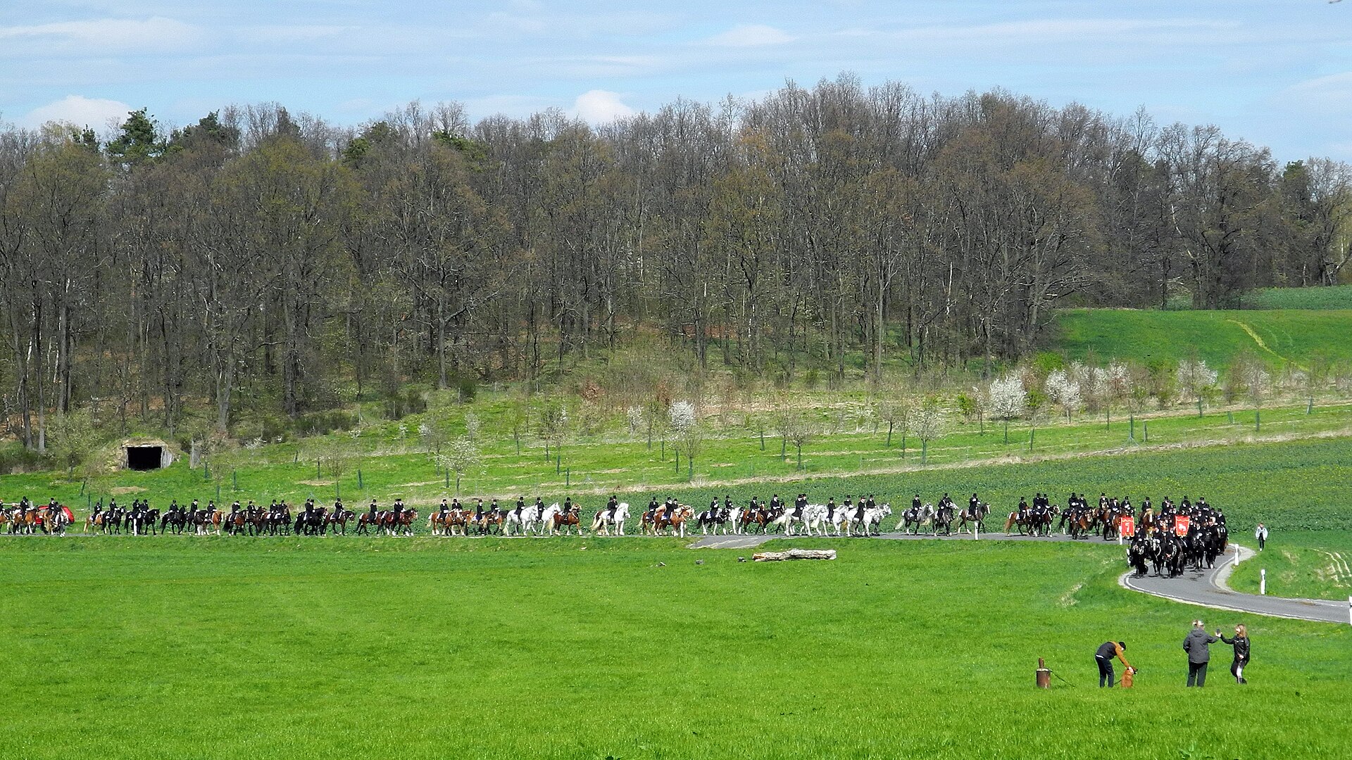 La processione equestre di Pasqua nel territorio di Nebelschütz, una tradizione pasquale ancora viva tra Sorbia e Germania.