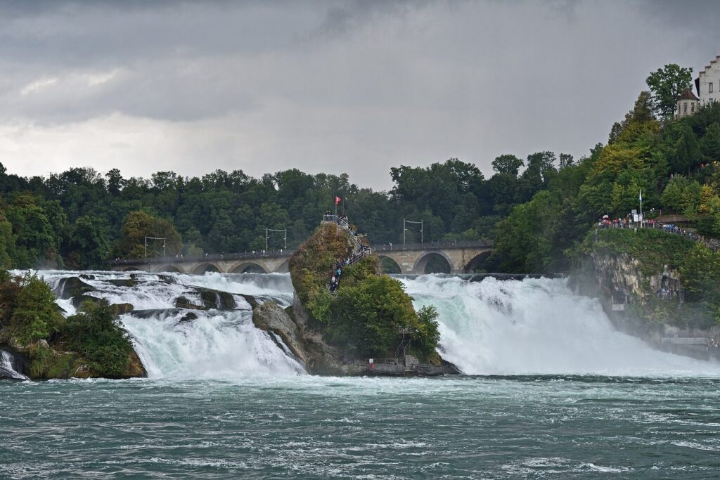 Le cascate del Reno a Neuhausen, vicino a Sciaffusa, in Svizzera