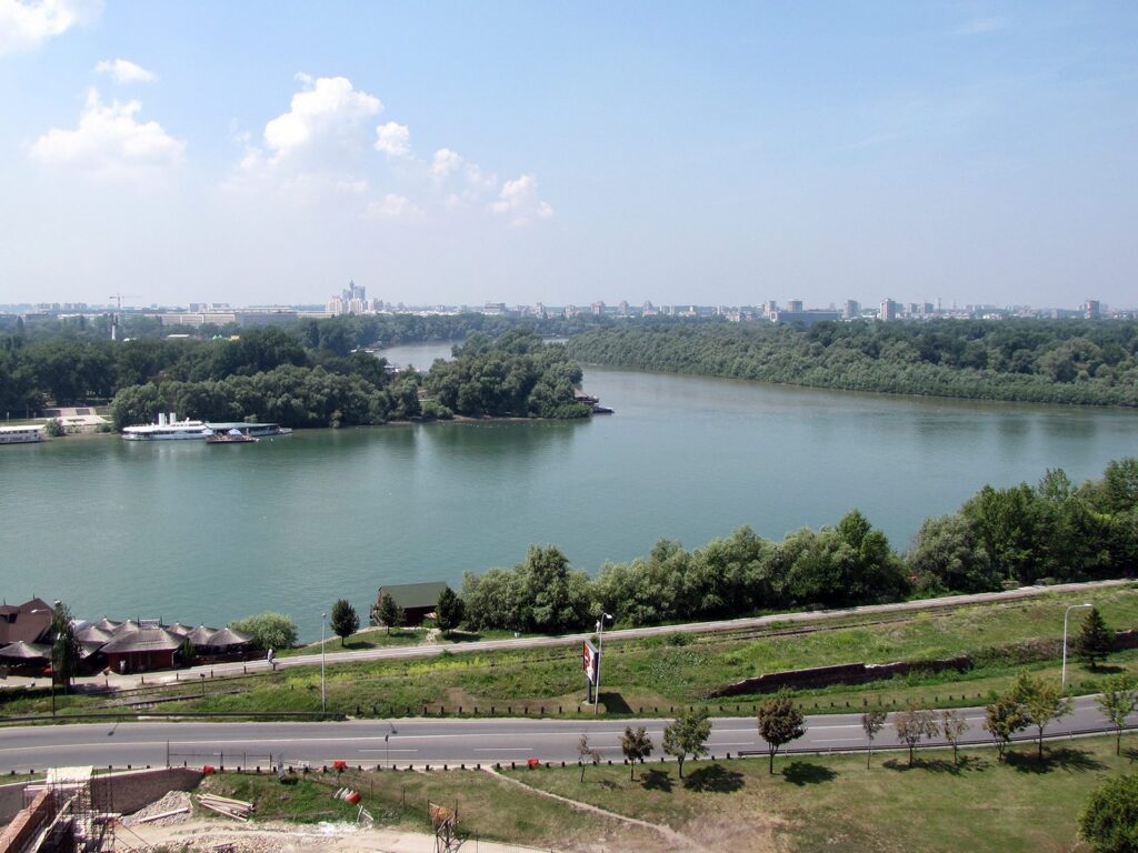 La confluenza della Sava nel Danubio a Belgrado, vista dalla fortezza di Kalemegdan