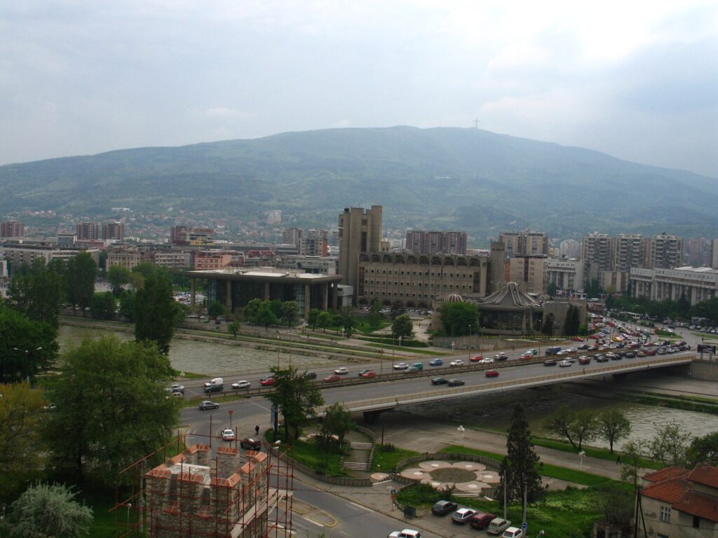 Veduta di Skopje dal Vardar, che attraversa la capitale della Macedonia del Nord.