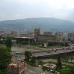 Veduta di Skopje dal Vardar, che attraversa la capitale della Macedonia del Nord.
