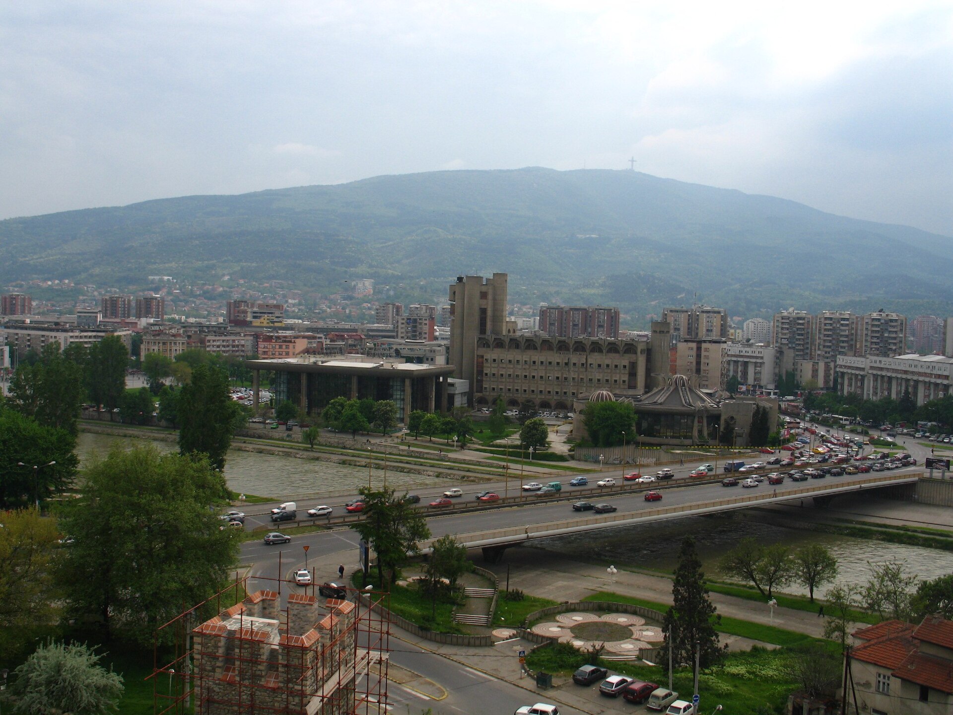 Veduta di Skopje dal Vardar, che attraversa la capitale della Macedonia del Nord.