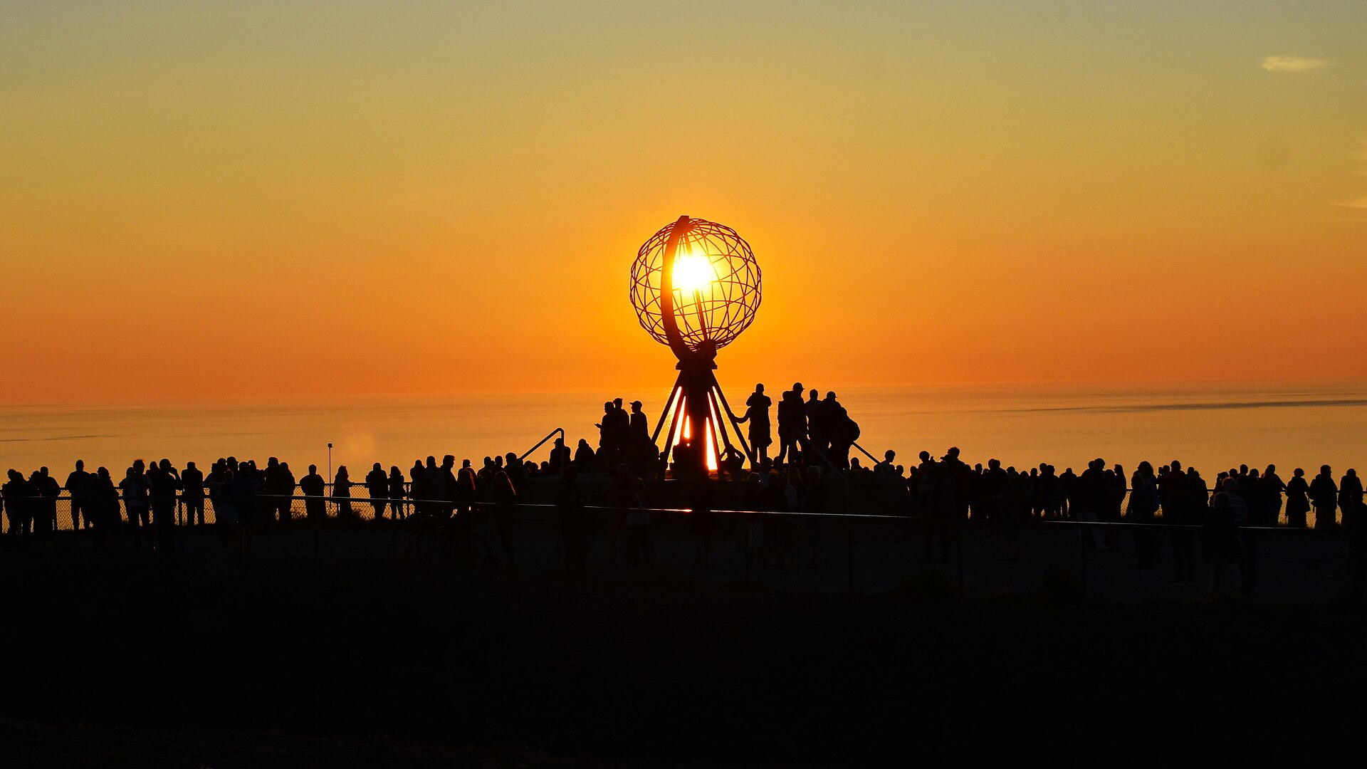 Il sole di mezzanotte illumina il celebre Globo Monumentale di Nordkapp durante l'estate artica.