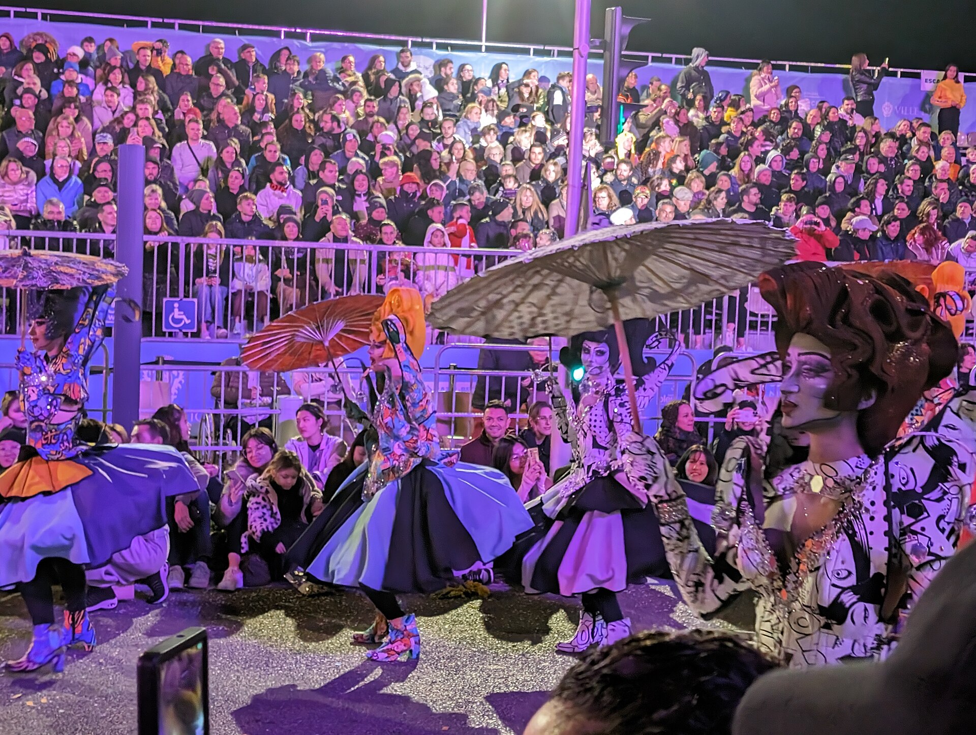 Una spettacolare sfilata notturna del Carnevale di Nizza con carri illuminati che percorrono le strade della città.