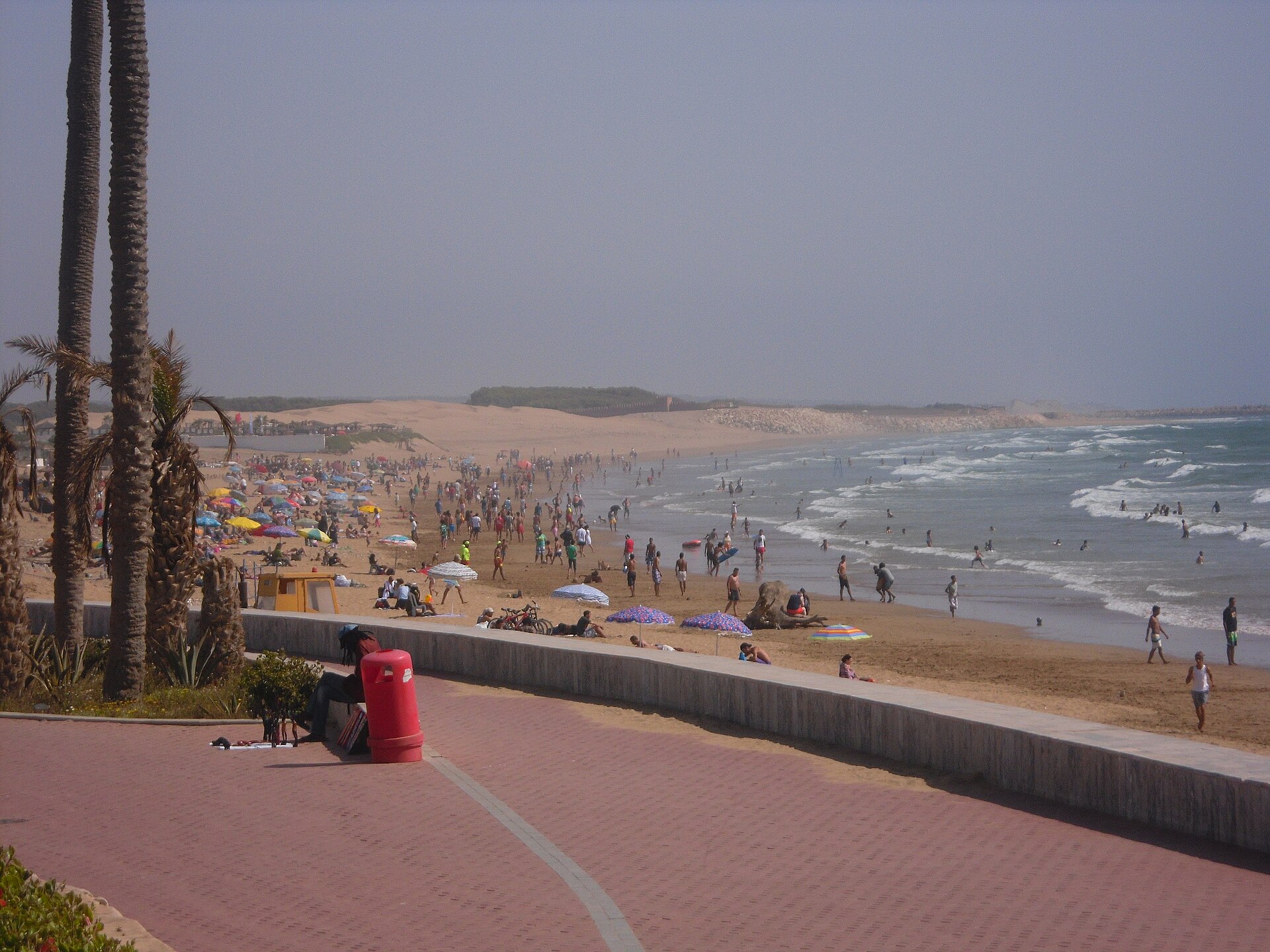 La spiaggia di Agadir si estende lungo l'oceano Atlantico con la sua caratteristica promenade.