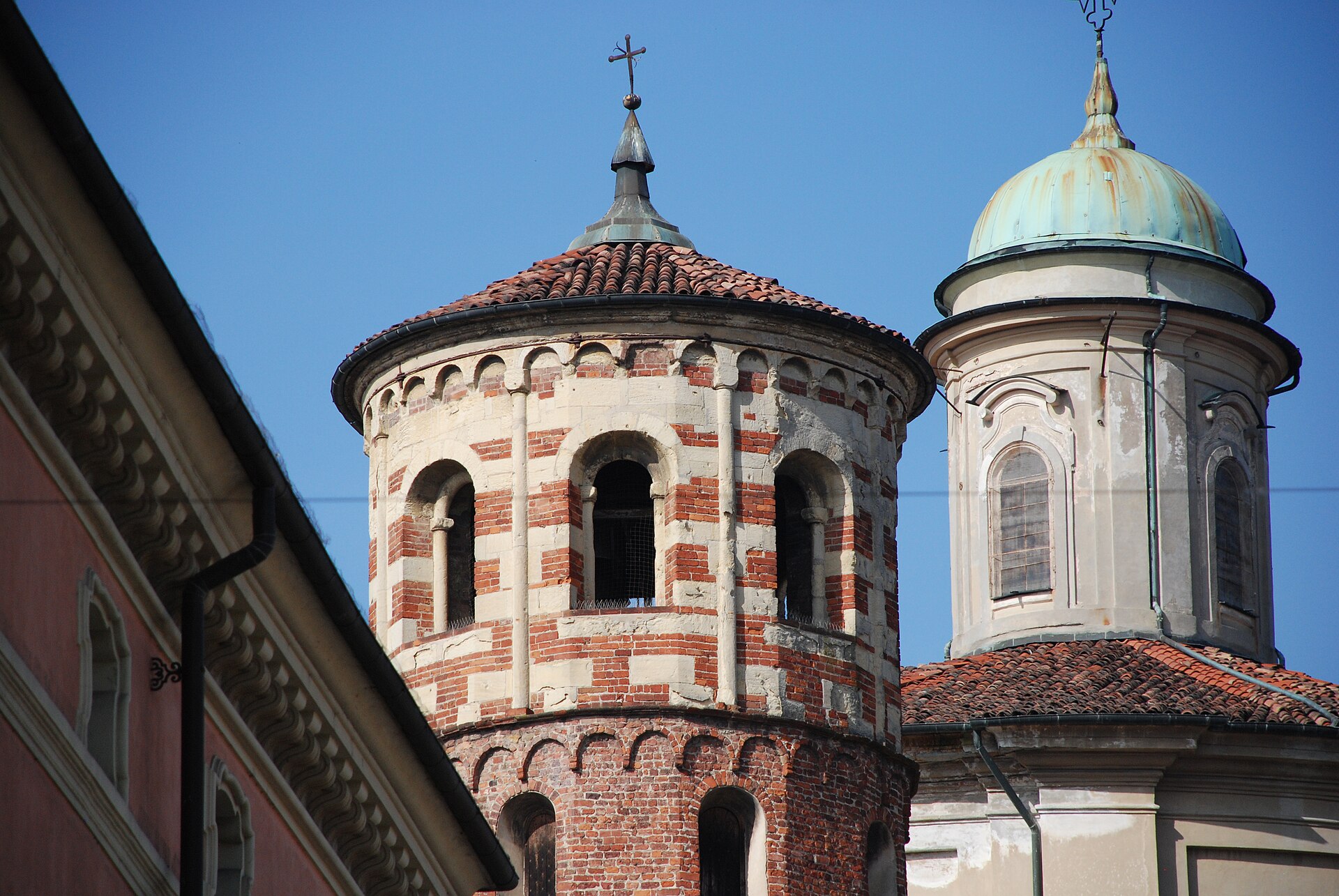 La Torre Rossa e la chiesa di Santa Caterina, simboli del paesaggio urbano di Asti.