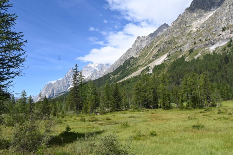 La Val Veny sopra Courmayeur con il massiccio del Monte Bianco, lungo il Tour del Monte Bianco