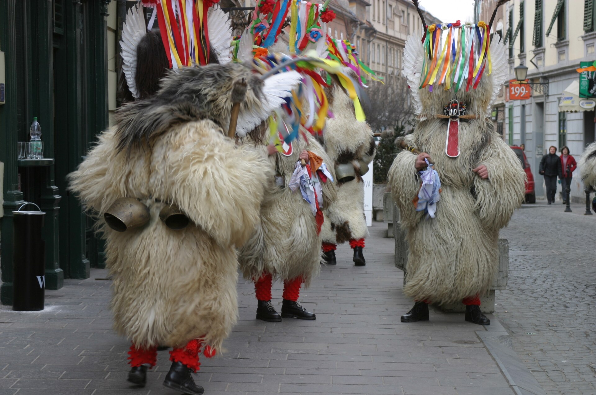 I tradizionali Kurenti, le maschere più iconiche del Carnevale di Ptuj in Slovenia, in una affollata processione festiva.