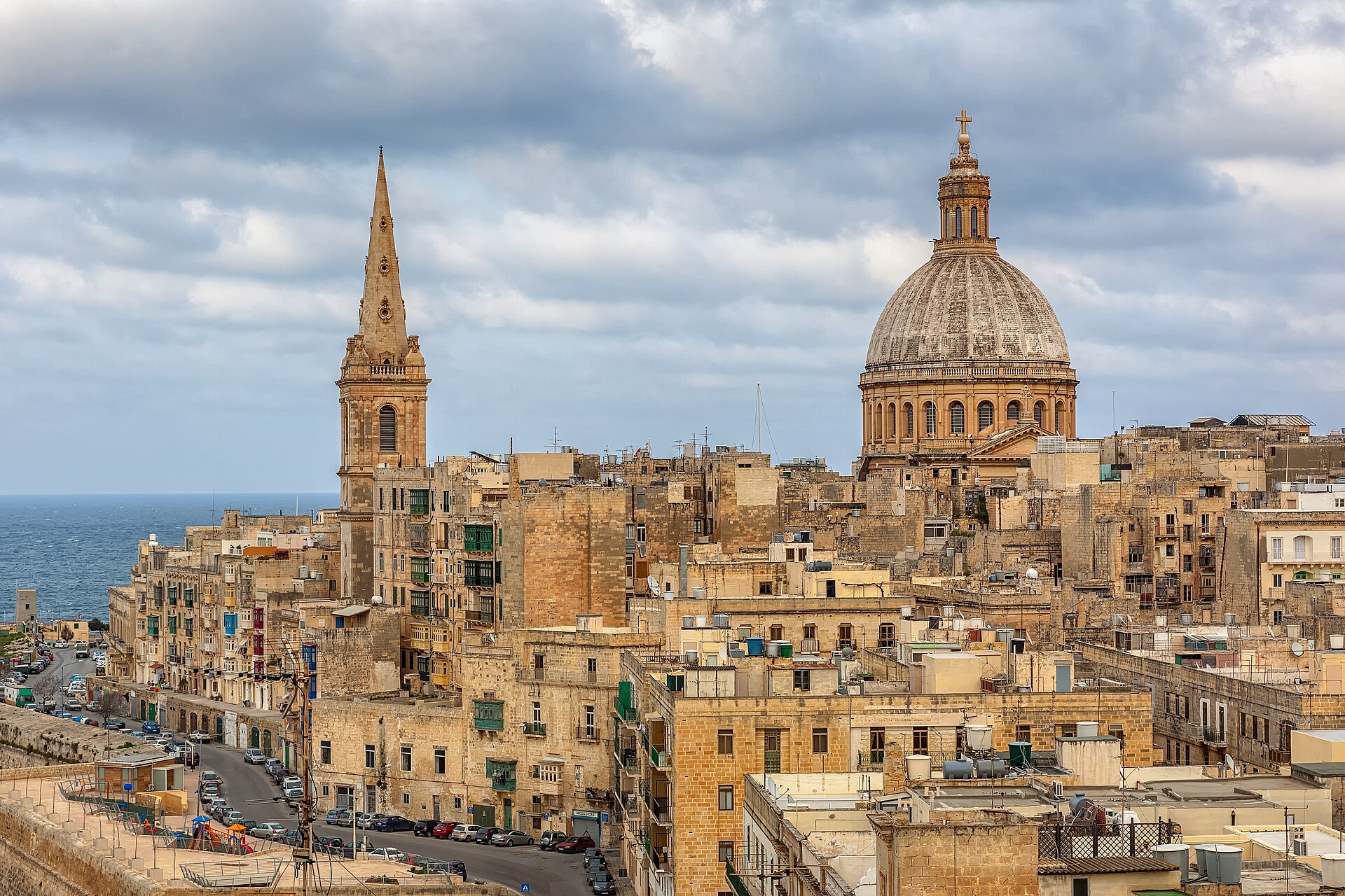 Valletta vista da Sant'Andrea Bastione, con le cupole delle chiese di Nostra Signora del Carmelo e la Pro-Cattedrale di San Paolo che dominano lo skyline della capitale maltese.
