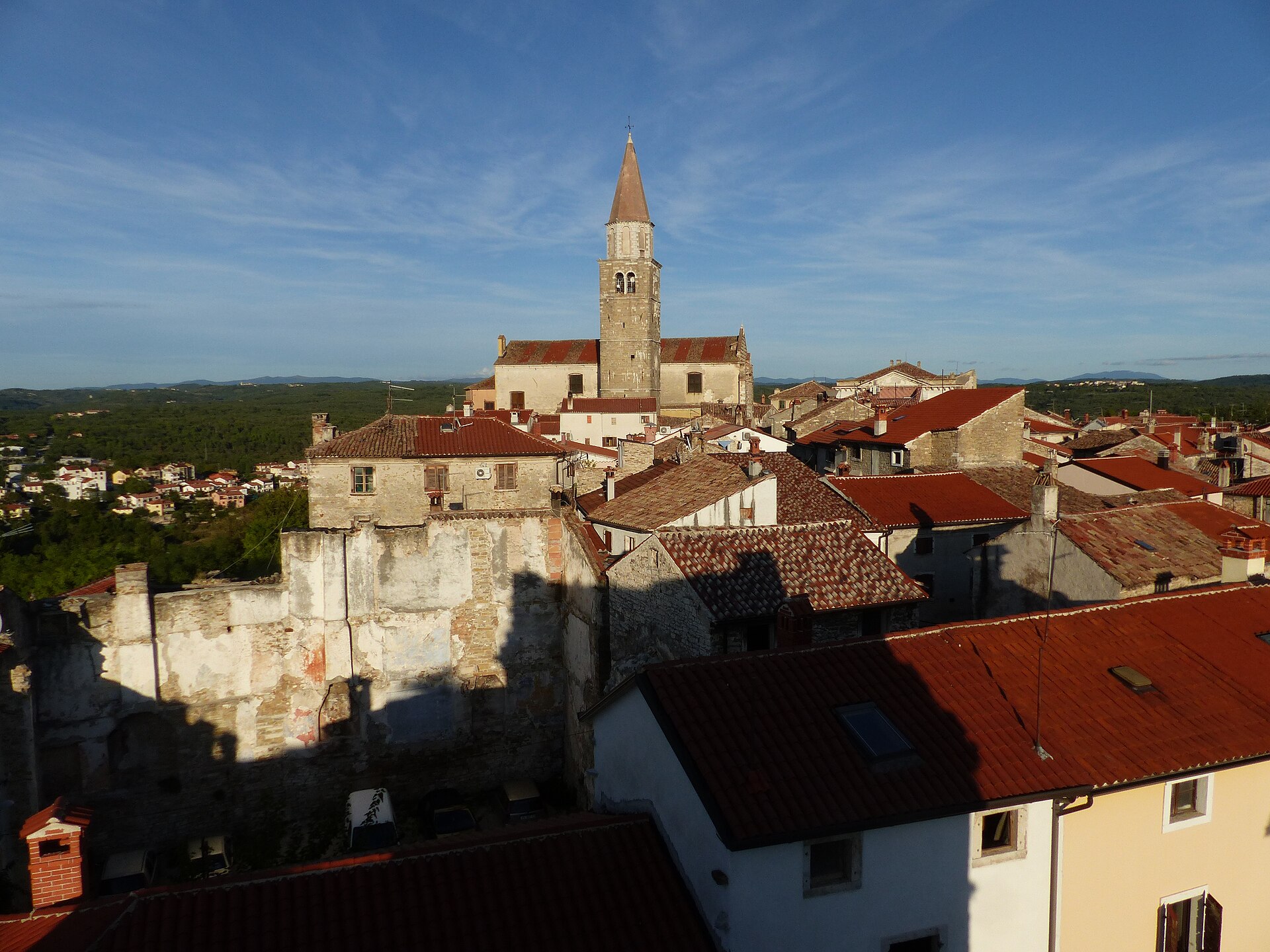 La torre pentagonale veneziana di Buie domina il borgo istrano con la chiesa di San Servolo sullo sfondo.